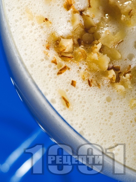 Яйчен десерт със сметана и орехи - снимка на рецептата